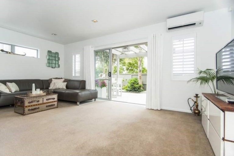 Photo of property in 11 Jomard Terrace, Northcross, Auckland, 0632
