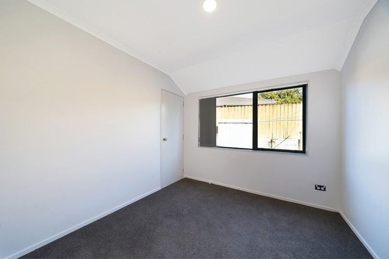 Photo of property in 18 Plumstead Rise, Glen Eden, Auckland, 0602