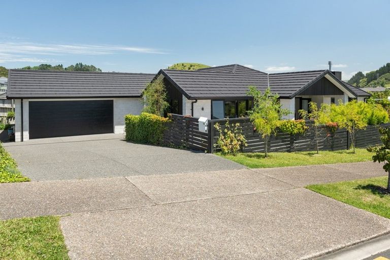 Photo of property in 2 Rochfort Crescent, Pyes Pa, Tauranga, 3112