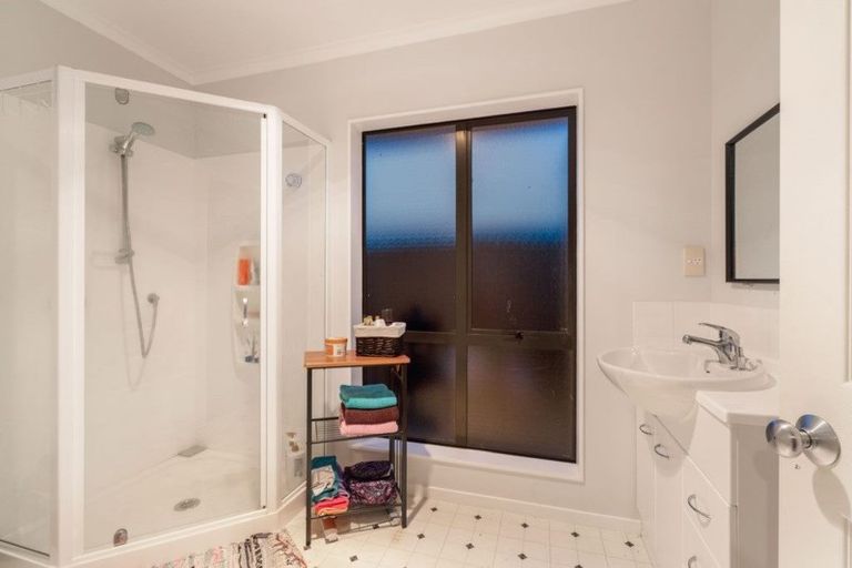 Photo of property in 3 Ebanjane Way, Clendon Park, Auckland, 2103