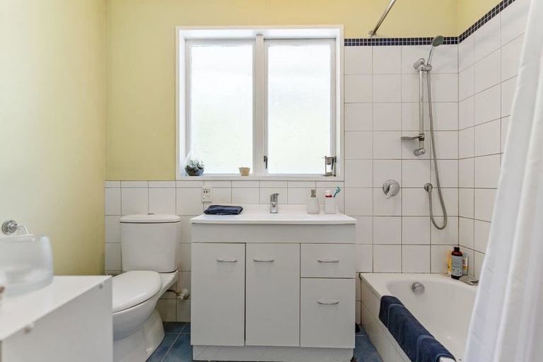 Photo of property in 121 Oreil Avenue, West Harbour, Auckland, 0618