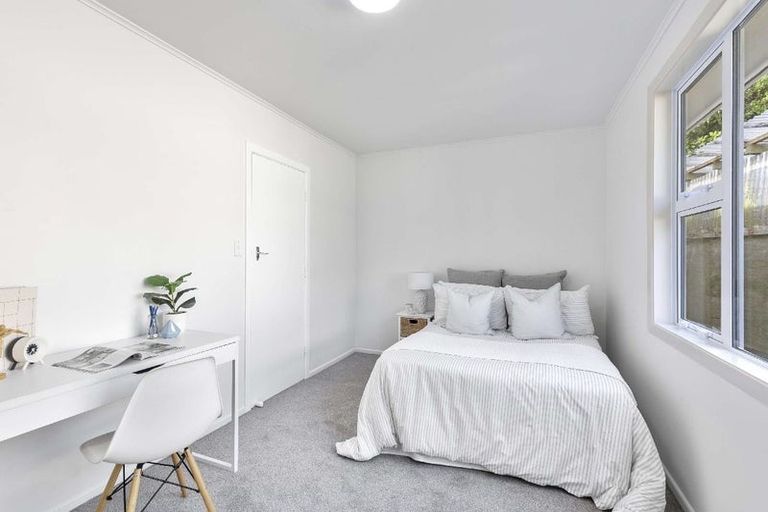 Photo of property in 9 Lomond Street, Newlands, Wellington, 6037