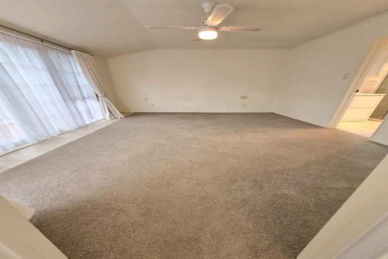 Photo of property in 3a Leiden Place, Totara Vale, Auckland, 0629