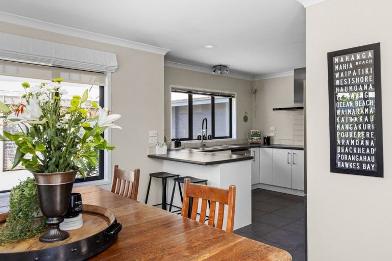 Photo of property in 2/11 Te Aute Road, Havelock North, 4130