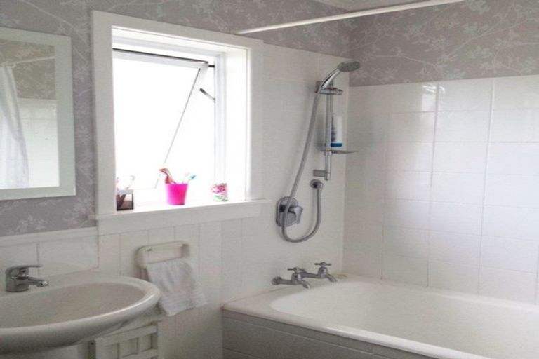 Photo of property in 6 Rarawa Place, Vogeltown, New Plymouth, 4310