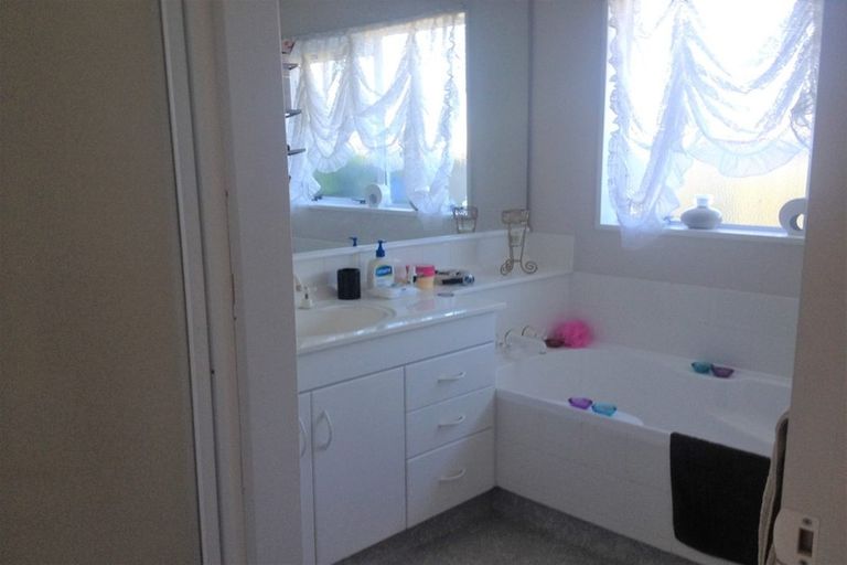 Photo of property in 49 Gravatt Road, Papamoa Beach, Papamoa, 3118