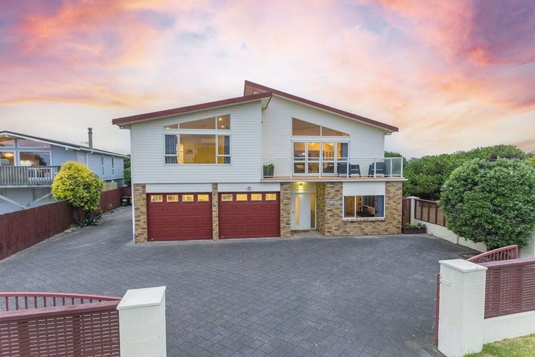 Photo of property in 14 Field Way, Waikanae Beach, Waikanae, 5036