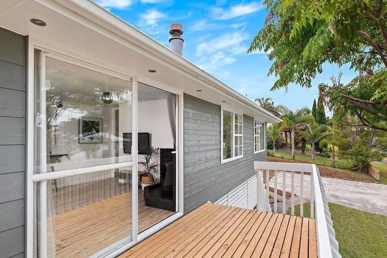 Photo of property in 3 Sumich Place, West Harbour, Auckland, 0618