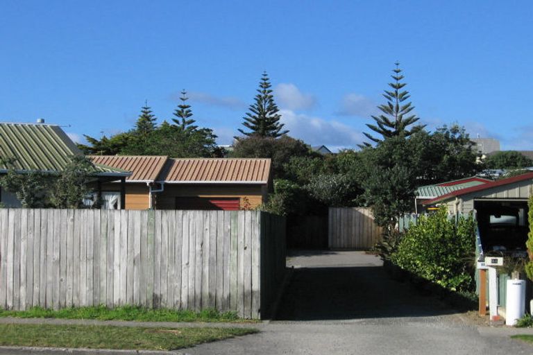 Photo of property in 84 Queens Road, Waikanae Beach, Waikanae, 5036