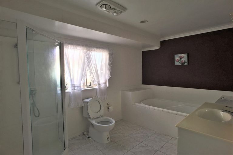 Photo of property in 9 Lorikeet Place, Unsworth Heights, Auckland, 0632