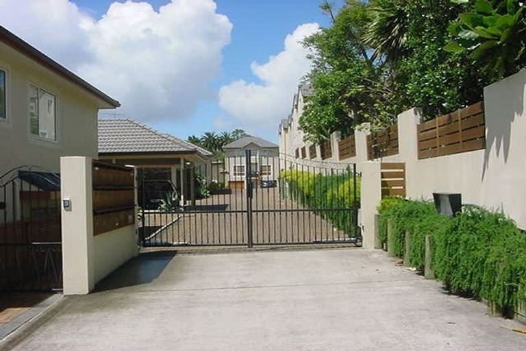 Photo of property in 1/57 Gladstone Road, Northcote, Auckland, 0627