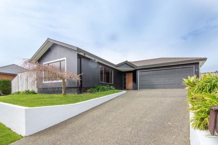 Photo of property in 4 Johnstone Drive, Fitzherbert, Palmerston North, 4410