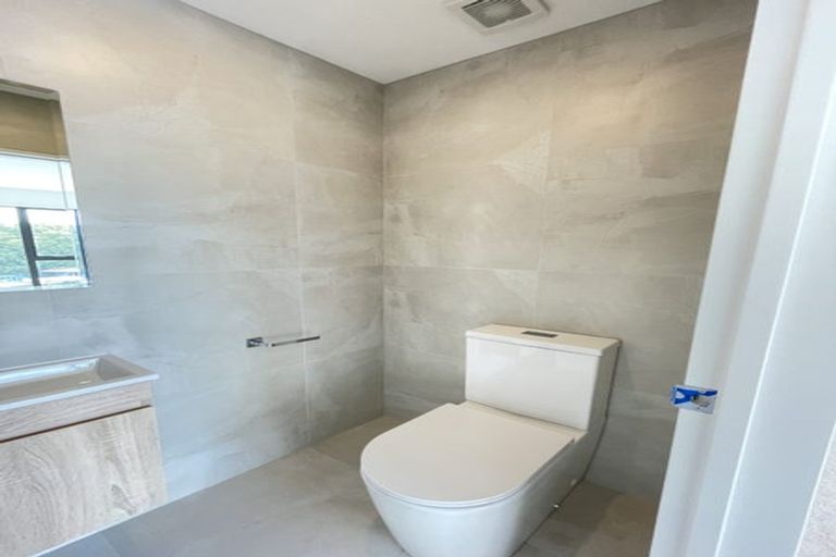 Photo of property in 5/107 Hobsonville Road, West Harbour, Auckland, 0618