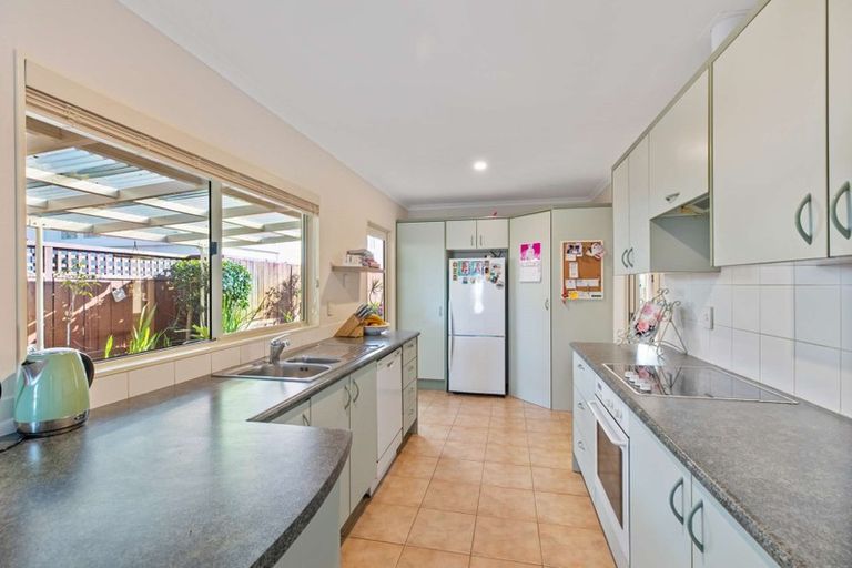 Photo of property in 37 Roys Road, Weymouth, Auckland, 2103
