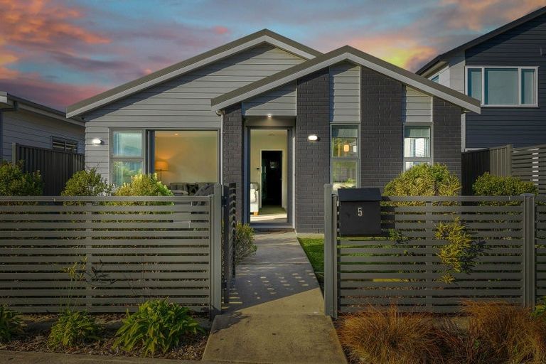 Photo of property in 5 Taiko Place, Kenepuru, Porirua, 5022