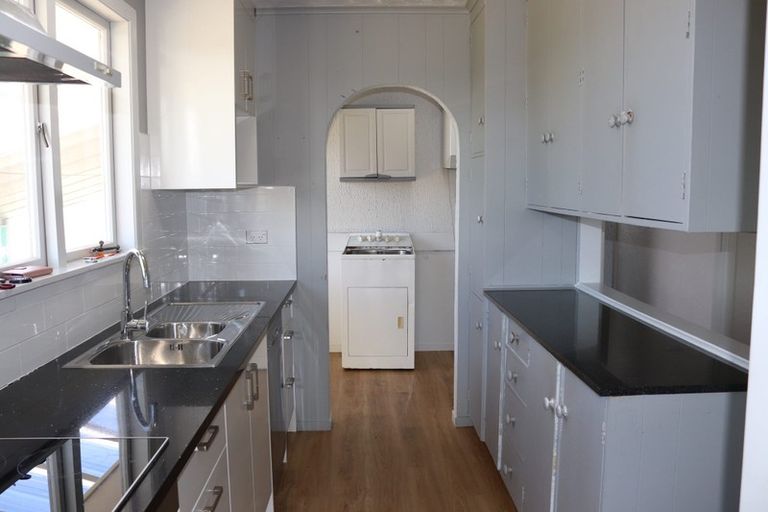 Photo of property in 10 Ingleby Place, Kelston, Auckland, 0602