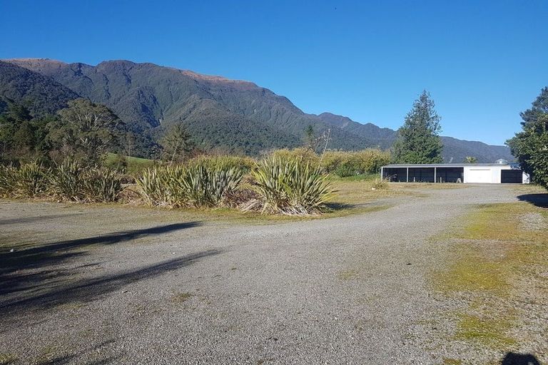 Photo of property in 1350 Lake Brunner Road, Inchbonnie, Kumara, 7875