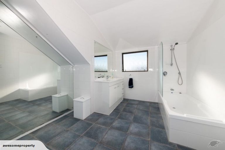 Photo of property in 92 Manhattan Heights, Glendene, Auckland, 0602