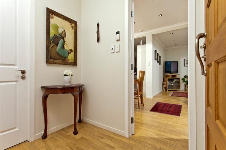 Photo of property in 212 East Coast Road, Forrest Hill, Auckland, 0620
