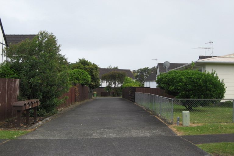 Photo of property in 2/13 Challen Close, Conifer Grove, Takanini, 2112