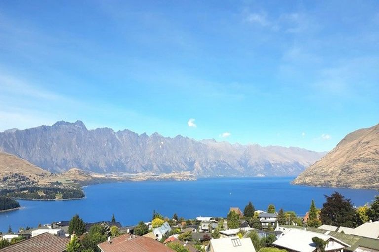 Photo of property in 32 Avalon Crescent, Fernhill, Queenstown, 9300