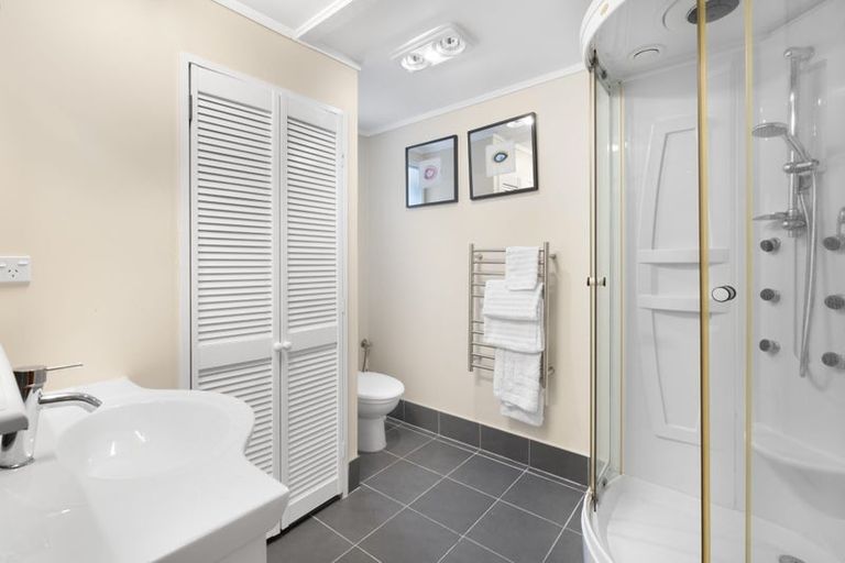 Photo of property in 24 Kingdale Road, Henderson, Auckland, 0610