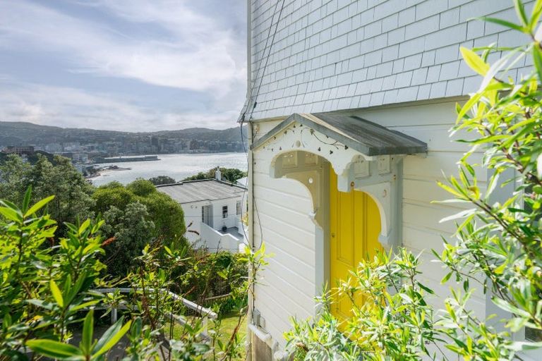 Photo of property in 50 The Crescent, Roseneath, Wellington, 6011