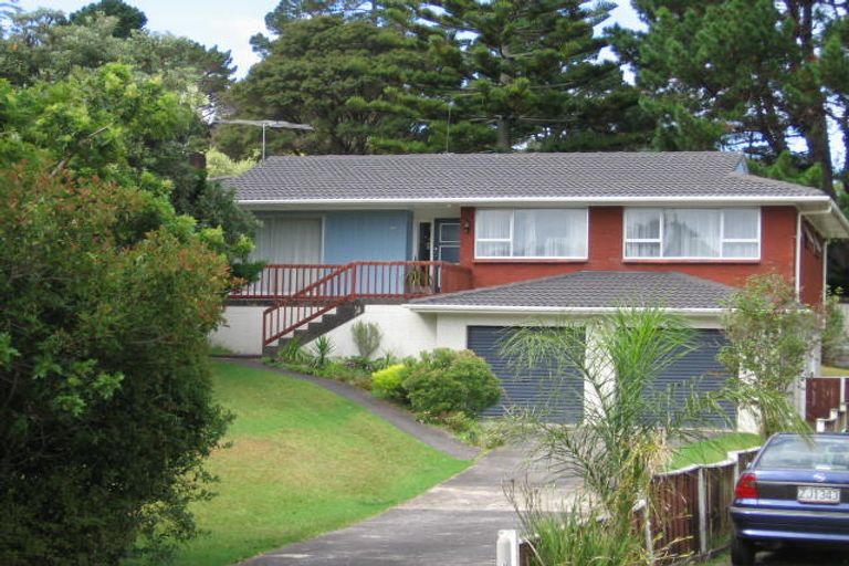 Photo of property in 6 Glenroy Place, Green Bay, Auckland, 0604