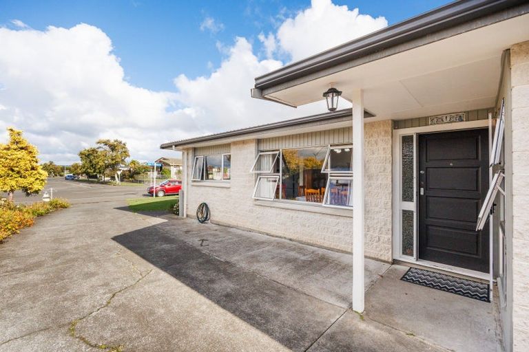 Photo of property in 32 John F Kennedy Drive, Milson, Palmerston North, 4414