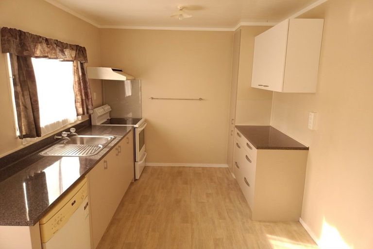 Photo of property in 18 Dungarvon Place, Clendon Park, Auckland, 2103