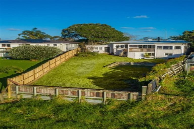 Photo of property in 50 Hobsonville Road, West Harbour, Auckland, 0618