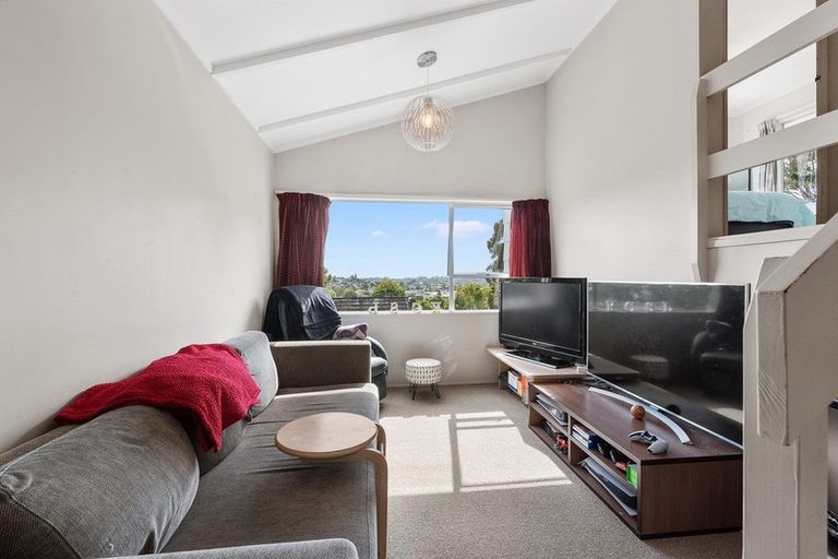 Photo of property in 2/8 Glenvale Place, Totara Vale, Auckland, 0629