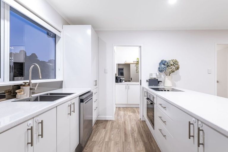 Photo of property in 11 Parkinson Close, Whitby, Porirua, 5024