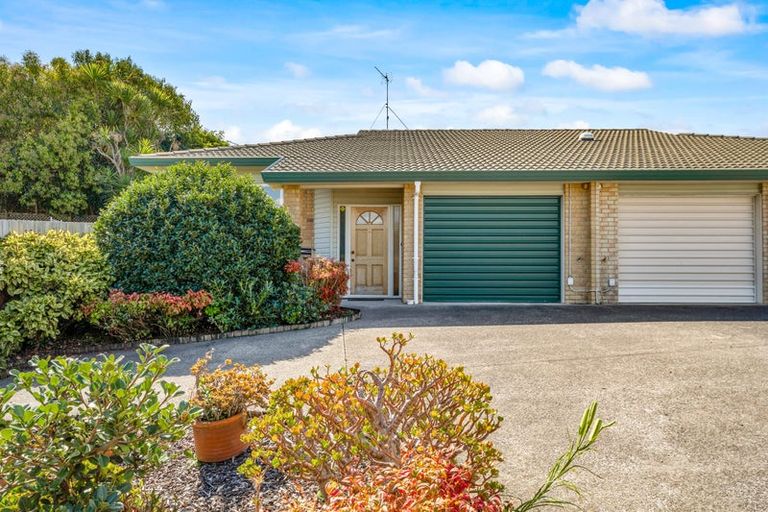 Photo of property in 16 Palmgreen Court, Stanmore Bay, Whangaparaoa, 0932