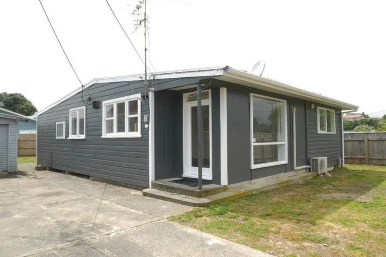 Photo of property in 17 Hemara Street, Waikanae Beach, Waikanae, 5036