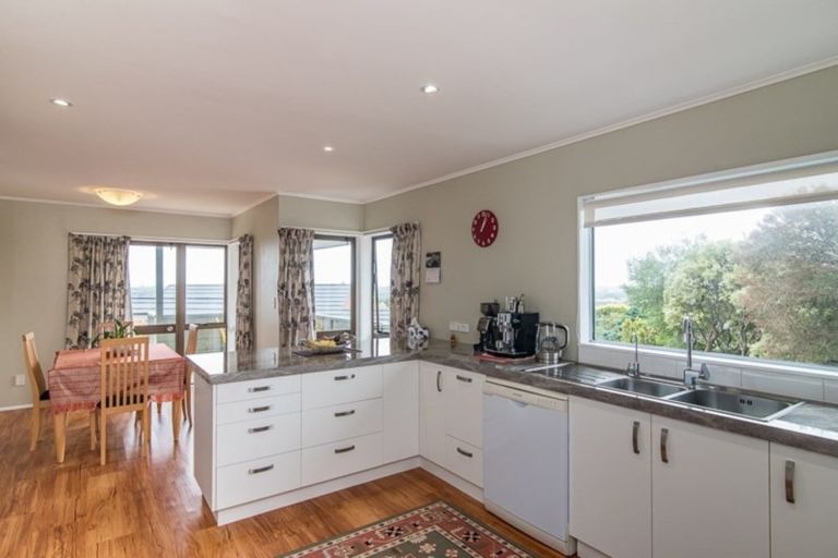 Photo of property in 14 Amokura Street, Waikanae, 5036