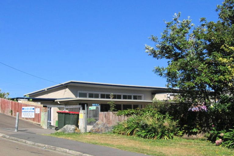 Photo of property in 28 Melbourne Road, Island Bay, Wellington, 6023