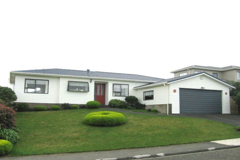 Photo of property in 3 Bayswater Place, Newlands, Wellington, 6037