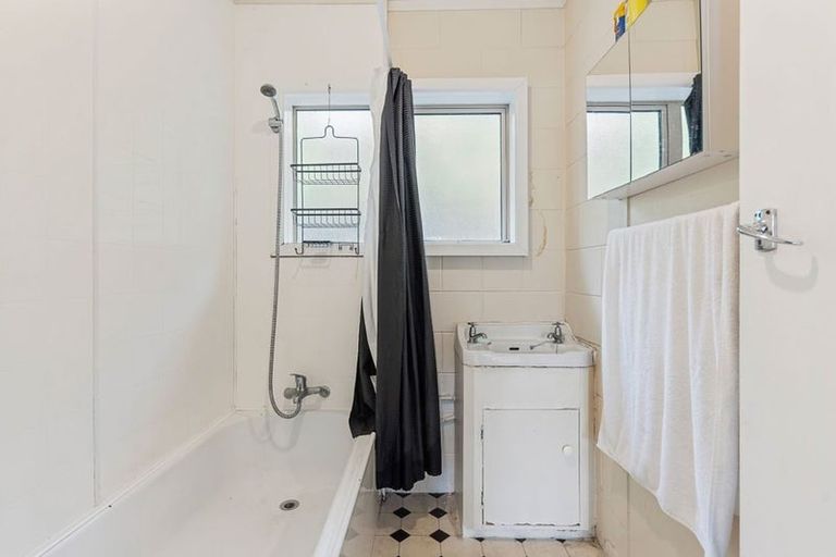 Photo of property in 2 Konini Road, Titirangi, Auckland, 0604