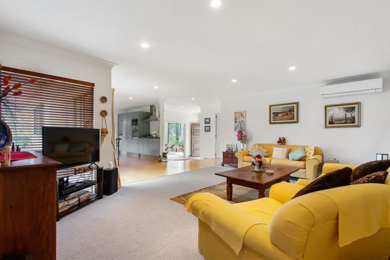 Photo of property in 89 Marina View Drive, West Harbour, Auckland, 0618