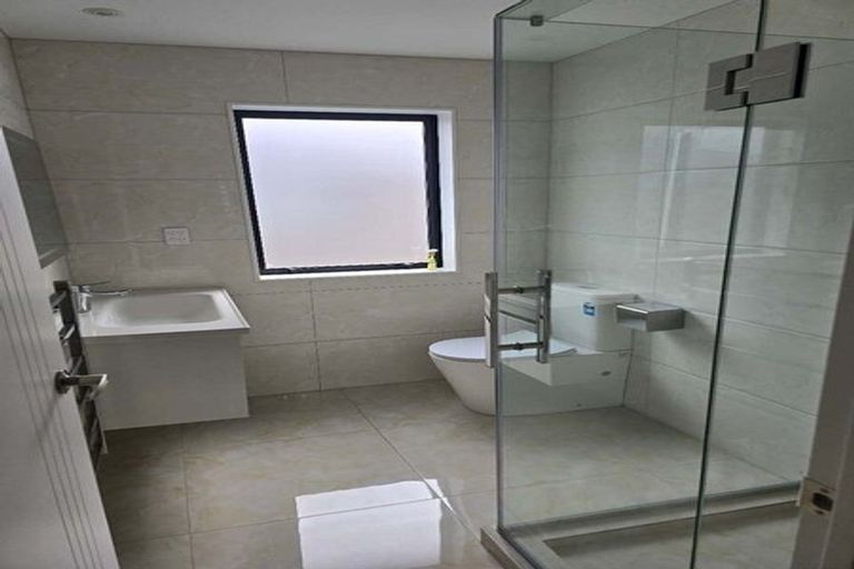 Photo of property in 28b Tiraumea Drive, Pakuranga, Auckland, 2010