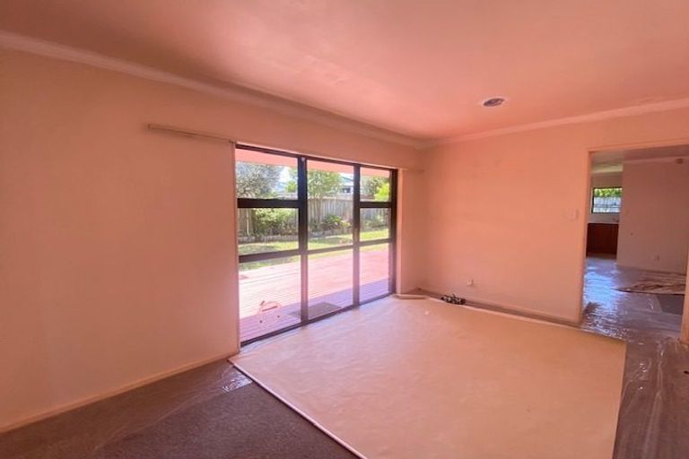 Photo of property in 142 Botany Road, Botany Downs, Auckland, 2010