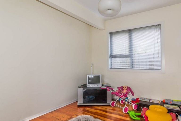 Photo of property in 16a Karamu Street, Te Atatu Peninsula, Auckland, 0610