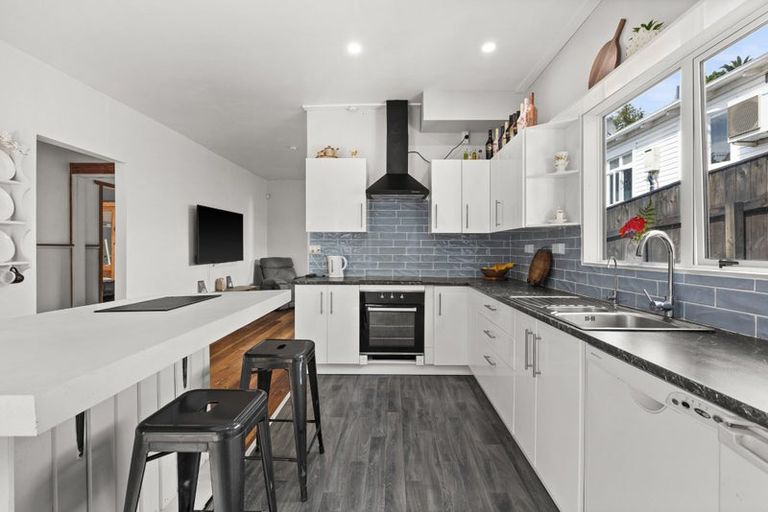 Photo of property in 5 Smale Terrace, Hospital Hill, Napier, 4110