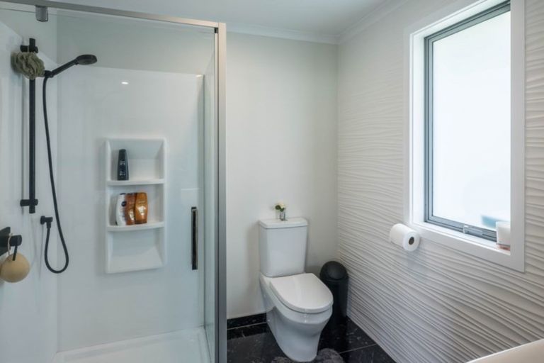 Photo of property in 11 Waipunahau Road, Waikanae, 5036