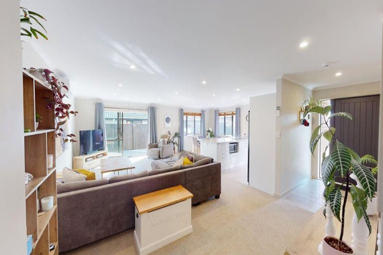 Photo of property in 34 Cyprus Place, Fitzherbert, Palmerston North, 4410