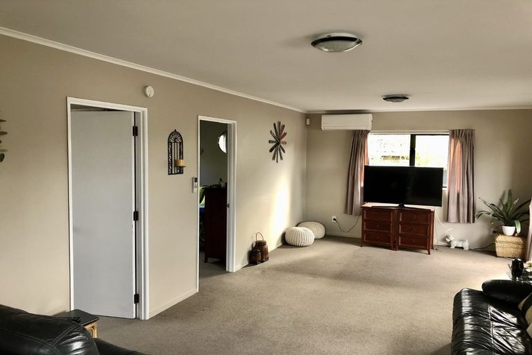 Photo of property in 1/6 Peterhouse Place, West Harbour, Auckland, 0618