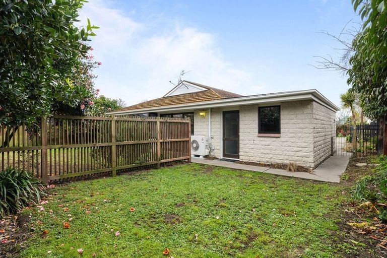 Photo of property in 2/7 Ringwood Place, Avonhead, Christchurch, 8042
