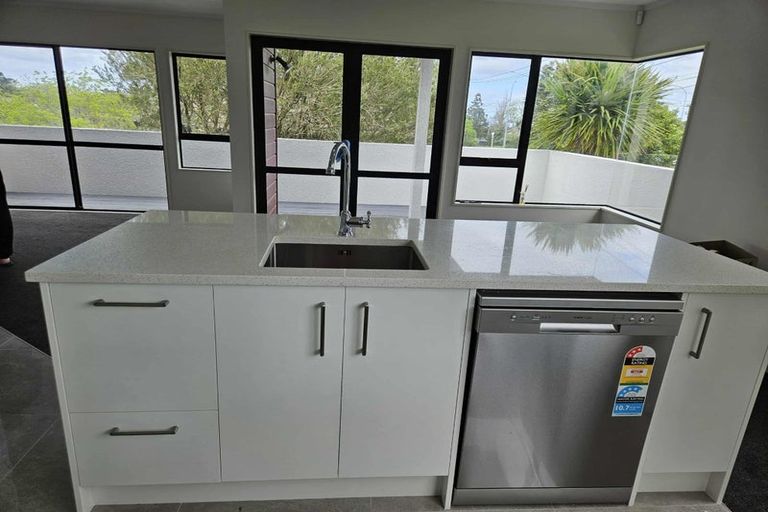 Photo of property in 58 Sunset Road, Unsworth Heights, Auckland, 0632