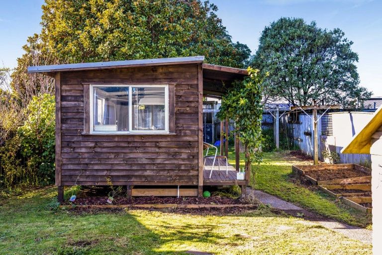 Photo of property in 10 Cook Street, Marfell, New Plymouth, 4310